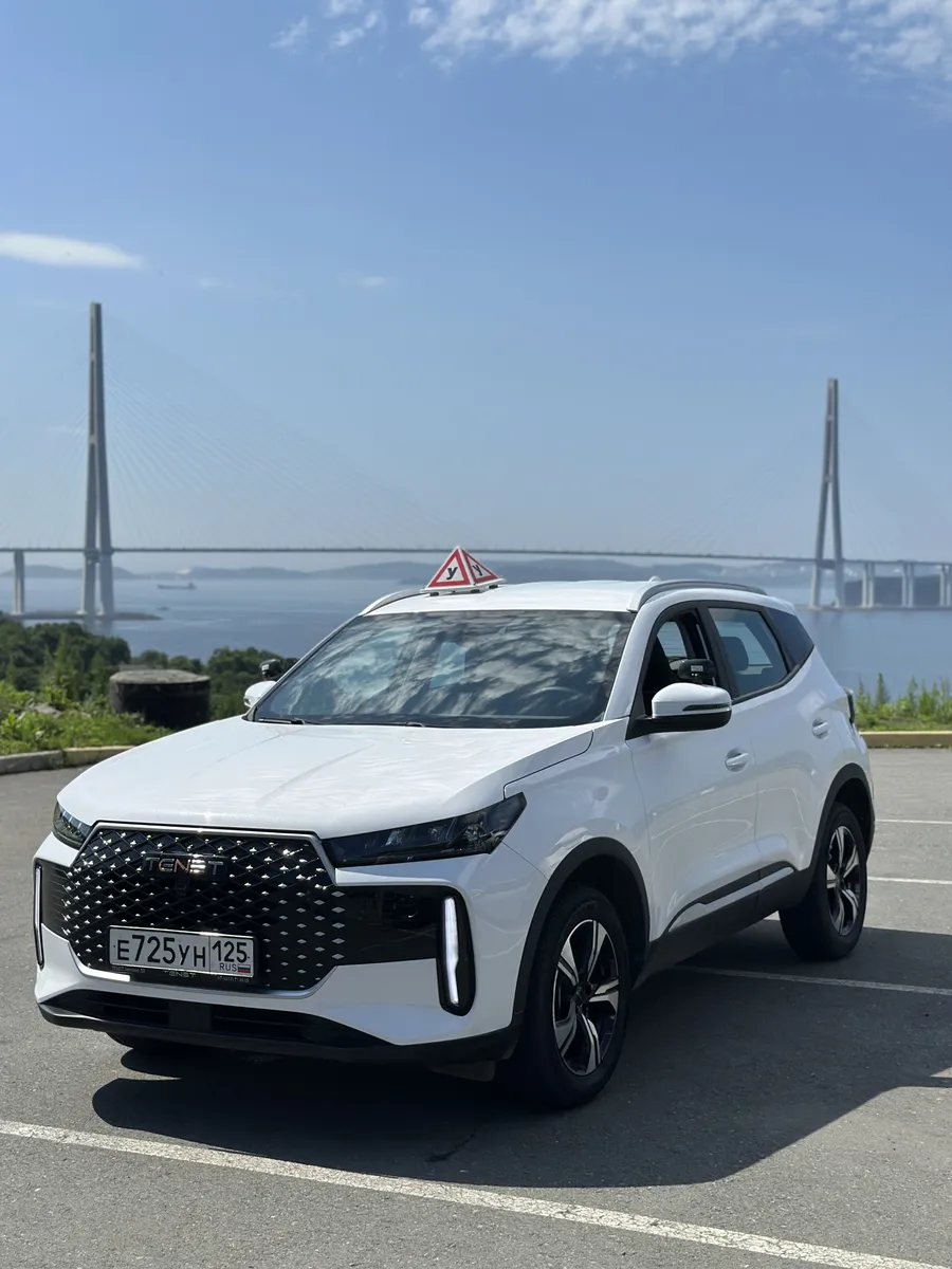 Учебный автомобиль автошколы ДрайвингСкул на фоне Русского моста во Владивостоке